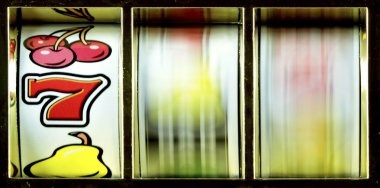 Jurassic Kingdom bonus round with free spins active and multiplier display